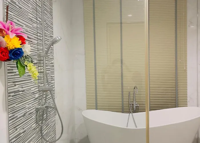 New Ekamai Thonglor Luxury Near 711, Bts, Mall Apartment *